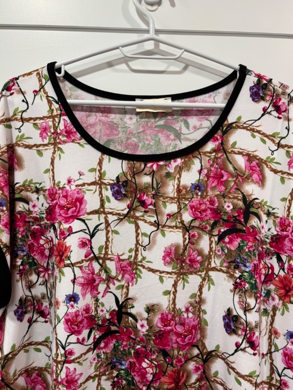 Lucy & Laurel made in Canada floral print t-shirt tab sleeves size XL - Picture 3 of 12
